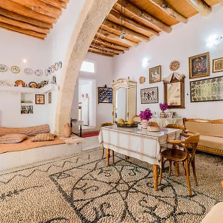 Kamariko Traditional House * Afantou