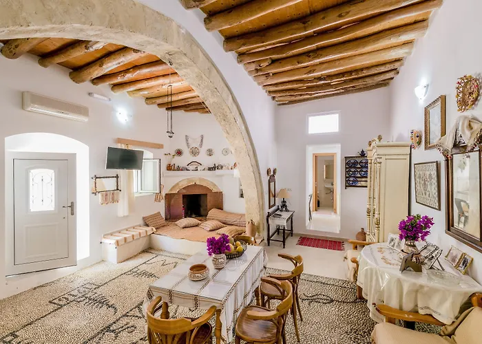 Kamariko Traditional House Afandu